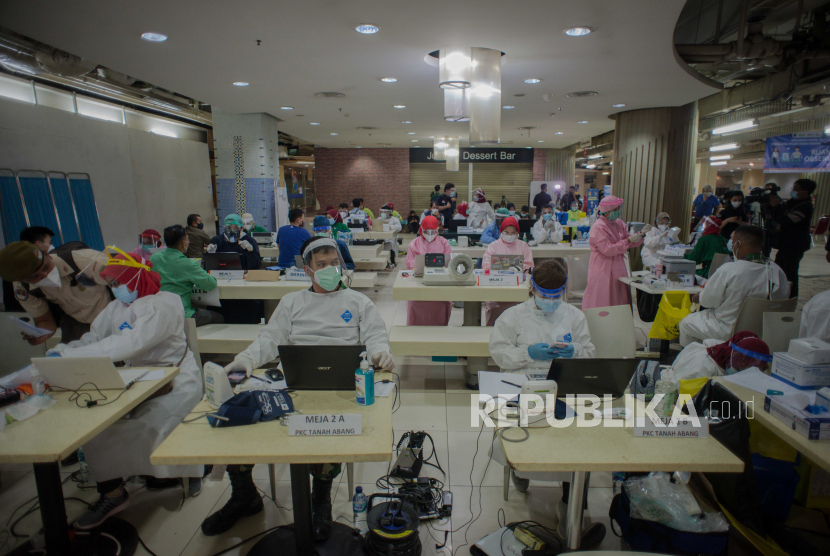 Vaksinator Covid-19 beraktivitas di Pasar Tanah Abang Blok A, Jakarta, Rabu (17/1). Pemerintah pusat melalui Kementerian Kesehatan menggelar vaksinasi tahap kedua untuk pedagang pasar Tanah Abang dengan target 1.500 orang pedagang pada hari ini. Republika/Thoudy Badai