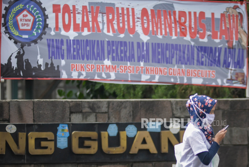 Buruh pabrik berjalan meninggalkan area pabrik pada saat jam pulang kerja di salah satu Pabrik di kawasan Ciracas, Jakarta Timur, Jumat (9/10). Aktivitas buruh pabrik mulai kembali normal usai mogok nasional pada 6-8 Oktober 2020 dalam rangka penolakan terhadap pengesahan Omnibus Law Undang-Undang Cipta Kerja. Republika/Thoudy Badai