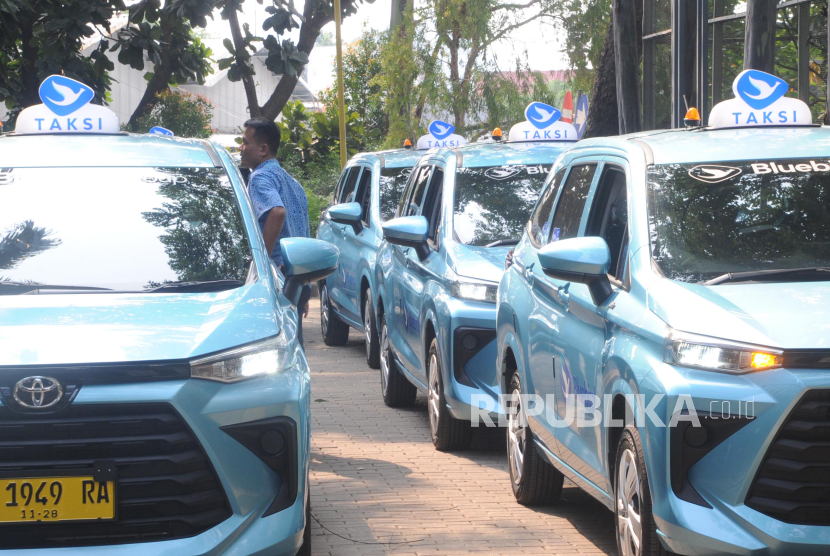 Deretan parkir kendaraan armada baru Blue Bird di Jakarta, Senin (11/12/2023). 