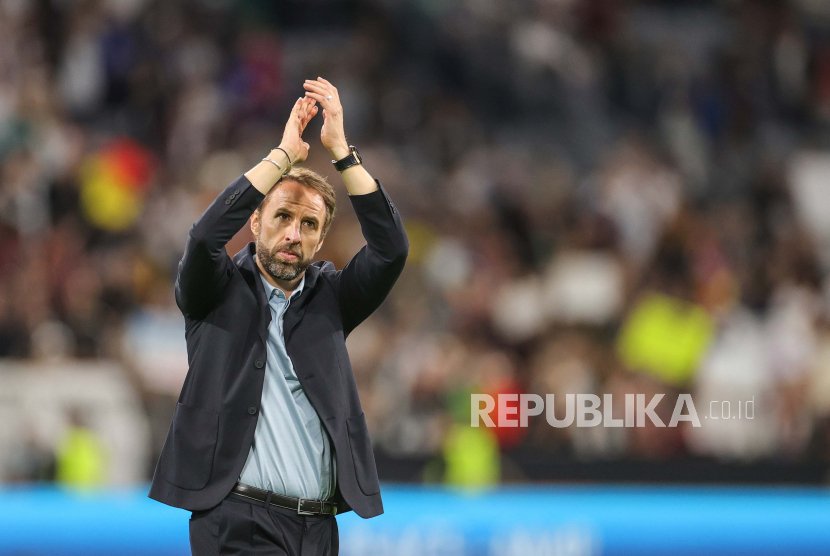  Manajer Inggris Gareth Southgate memberi tepuk tangan kepada para penggemar setelah pertandingan sepak bola UEFA Nations League antara Jerman dan Inggris di Munich, Jerman, 07 Juni 2022.