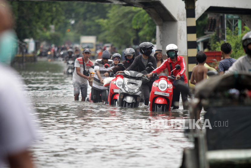 Banjir menggenangi badan jalan utama menuju kawasan objek wisata pantai di wilayah selatan Kabupaten Garut, Jawa Barat (Foto: ilustrasi)