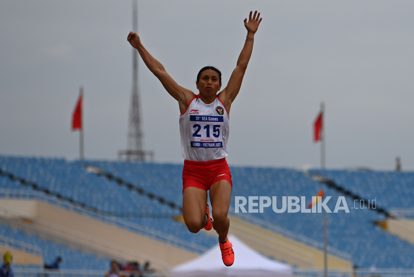 Atlet Indonesia Maria Londa melompat dalam nomor lompat jauh putri SEA Games 2023 Kamboja.