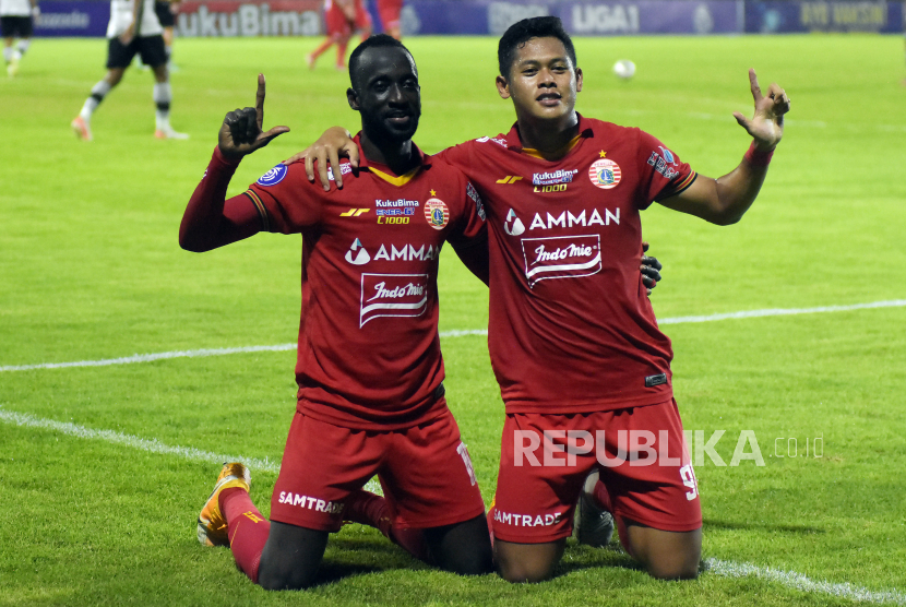 Pesepak bola Persija Jakarta Makan Konate (kiri) bersama Taufik Hidayat (kanan) berselebrasi usai mencetak gol.