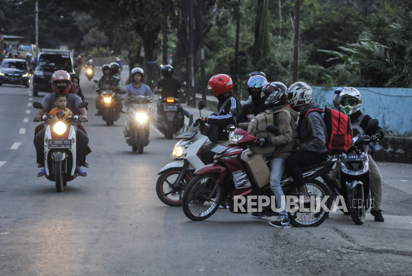 Sejumlah pemudik motor menghindari pos penyekatan di jalan raya Rengas Bandung, Kedung waringin, Kabupaten Bekasi, Jawa Barat.