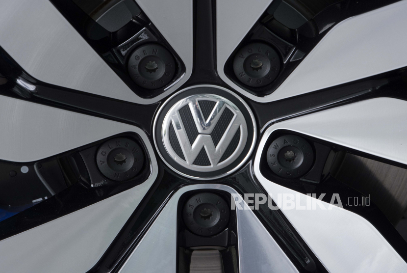 Logo Volkswagen (ilustrasi). Chief Financial Officer (CFO) Volkswagen (VW) Arno Antlitz mengatakan, pasokan chip semikonduktor tidak mungkin cukup untuk sepenuhnya memenuhi permintaan lagi hingga 2024.