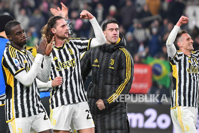  Pemain Juventus Adrien Rabiot (kedua kiri) usai mencetak gol ke gawang AS Roma dalam lanjutan Serie A Liga Italia.