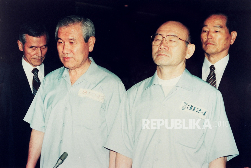  Mantan Presiden Chun Doo-hwan (kanan) dan penggantinya Roh Tae-woo berdiri dalam seragam penjara di ruang sidang diadili atas berbagai tuduhan pemberontakan, korupsi dan pembunuhan di Seoul, dalam file foto ini tertanggal 26 Agustus 1996. Chun Doo-hwan dianggap bertanggung jawab atas pembantaian demonstran di Gwangju.