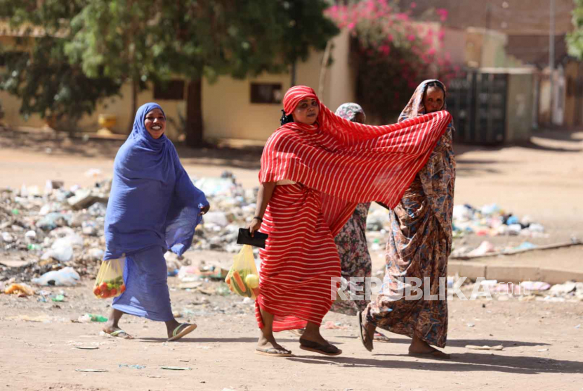  Wanita Sudan berjalan di sebuah jalan di Khartoum, Sudan, (19/4/2023). Perebutan kekuasaan meletus sejak 15 April antara tentara Sudan yang dipimpin oleh Panglima Angkatan Darat Jenderal Abdel Fattah al-Burhan dan paramiliter Pasukan Dukungan Cepat (RSF) yang dipimpin oleh Jenderal Mohamed Hamdan Dagalo, mengakibatkan sedikitnya 200 kematian menurut asosiasi dokter di Sudan.