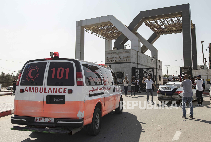 Ambulans yang membawa warga Palestina yang terluka tiba di perbatasan Rafah antara Jalur Gaza dan Mesir, di Gaza, 01 November 2023.