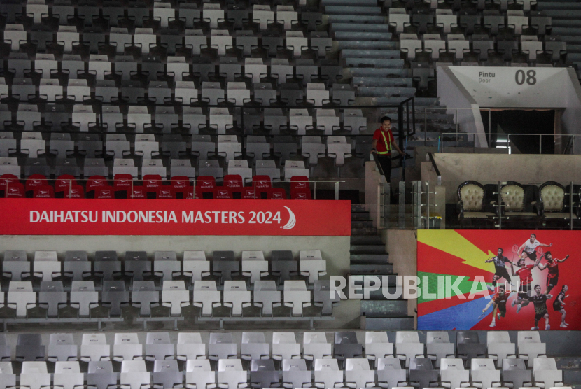 Pekerja menyaksikan pebulu tangkis berlatih jelang pelaksanaan Indonesia Masters 2024 di Istora Senayan, Jakarta, Senin (22/1/2024). Indonesia Masters 2024 diikuti oleh 278 pebulu tangkis dari 29 negara yang berlangsung dari 23-28 Januari 2024.