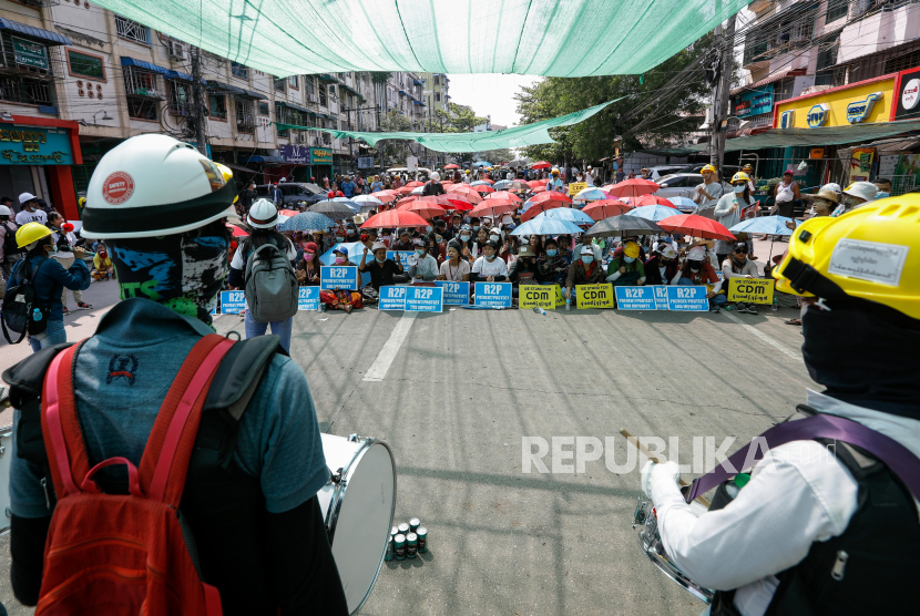 Demonstran berkumpul selama protes terhadap kudeta militer di Yangon, Myanmar, Kamis (18/3). Protes antikudeta terus berlanjut meskipun tindakan keras terhadap demonstran semakin intensif oleh pasukan keamanan.