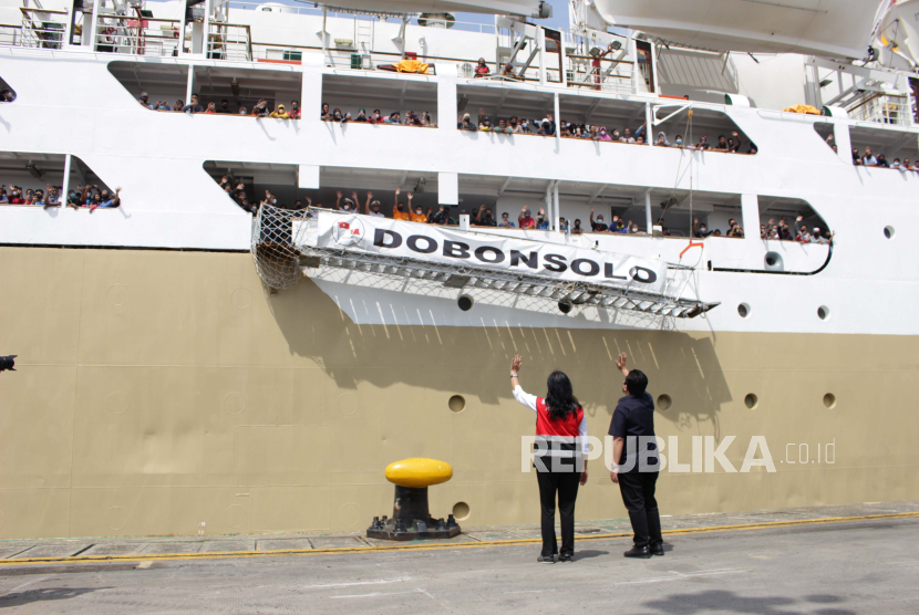 Petugas melambaikan tangan kepada pemudik saat melepas kapal Pelni di Pelabuhan Tanjung Priok, Jakarta Utara, Selasa (26/4/2022). 