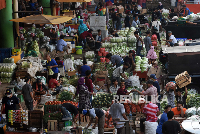 Suasana aktivitas jual beli di Pasar Induk Kramat Jati, Jakarta, Ahad (14/6/2020). Pengelola Pasar Kramat Jati mengerahkan petugas sisir pelanggar protokol kesehatan. Ilustrasi.
