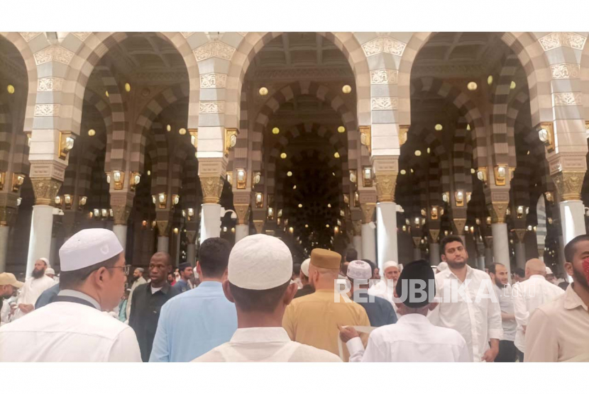 Suasana sholat Jumat di Masjid Nabawi, Madinah, Arab Saudi, Jumat (26/5/2023). Tampak calon jamaah haji Indonesia di antara jamaah negara lain. 