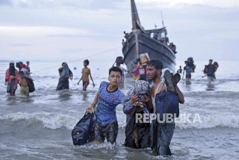 Ethnic Rohingya disembark from their boat upon landing in Ulee Madon, North Aceh, Indonesia, Thursday, Nov. 16, 2023. Some 240 Rohingya Muslims, including women and children, are afloat off the coast of Indonesia after two attempts to land were rejected by local residents. The boat left again a few hours later following the rejection. 