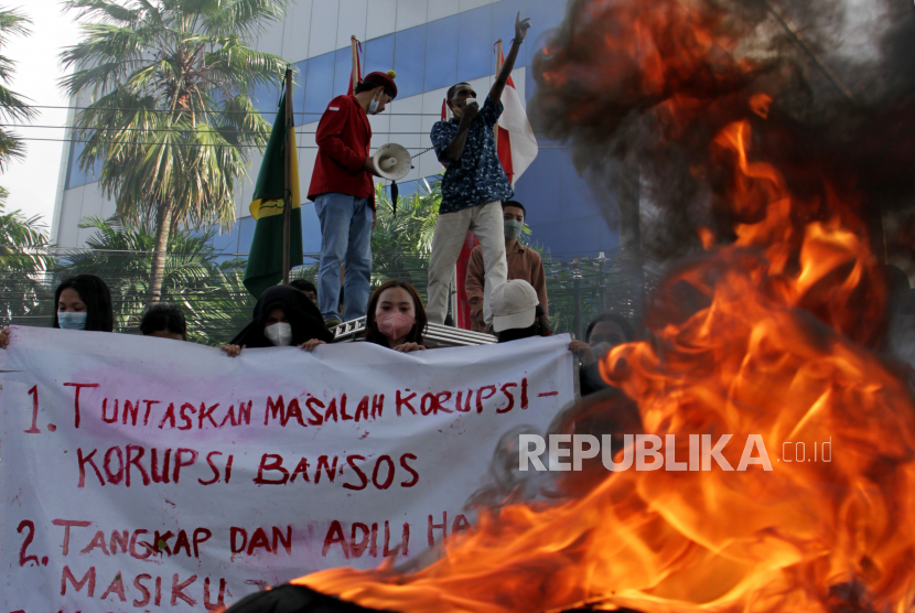 Sejumlah mahasiswa membentangkan spanduk saat berunjuk rasa memperingati Hari Anti Korupsi Sedunia 2021 di Makassar, Sulawesi Selatan, Kamis (9/12/2021). Dalam aksinya mereka berharap hukuman berat bagi para koruptor untuk memberi efek jera terutama pelaku tindak pidana korupsi di masa pandemi COVID-19. 