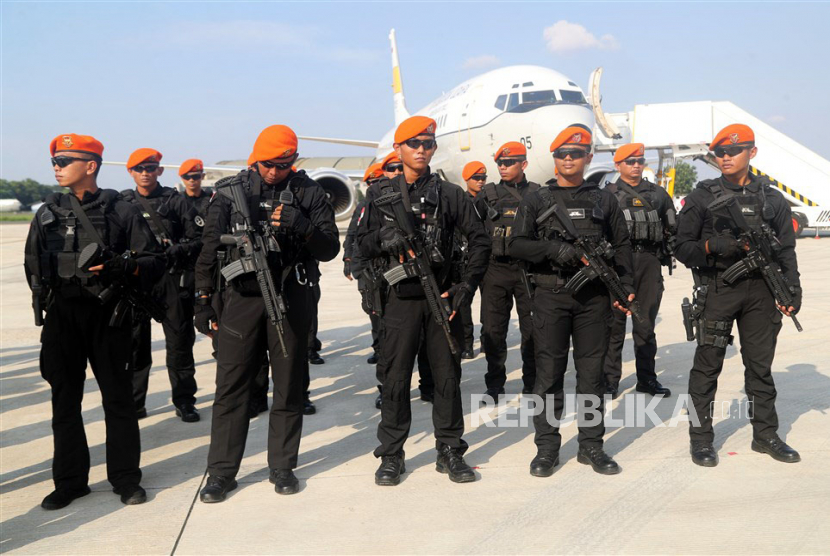  Korps TNI AU berbaris saat pemeriksaan tim evakuasi yang akan diberangkatkan ke Sudan, pada upacara di Pangkalan Militer Halim Perdana Kusuma di Jakarta, Senin (24/4/2023). Panglima TNI, Laksamana Yudo Margono memimpin upacara pengiriman tim penyelamat untuk memulangkan sekitar 800 WNI dari Sudan yang dilanda konflik. Tim diberangkatkan menggunakan pesawat Boeing A-7305 tipe 737-400 TNI AU yang terdiri dari 12 ABK, delapan anggota Pasukan Khusus Angkatan Udara (Kopasgat), enam anggota tim medis Tentara Nasional Indonesia (TNI), satu orang anggota. psikolog TNI, satu anggota Strategic Intelligence Service (BAIS) TNI, empat anggota pramugari dan dua staf Kementerian Luar Negeri di bawah pimpinan Komandan Misi Kolonel Penerbang Noto Casnoto.
