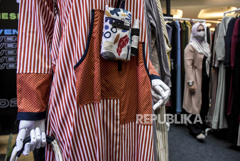 Pengunjung memilih ragam jenis busana muslim pada gelaran Indonesia Hijab Fest 2020 