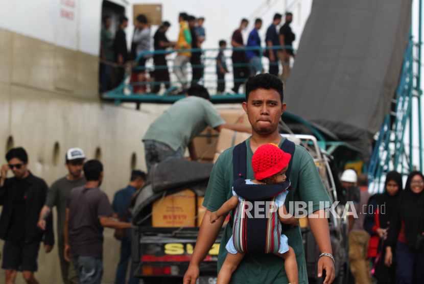 Pemudik turun dari Kapal Motor (KM) Nggapulu yang bersandar di Dermaga Jamrud Utara, Pelabuhan Tanjung Perak, Surabaya, Jawa Timur, Rabu (12/4/2023). 
