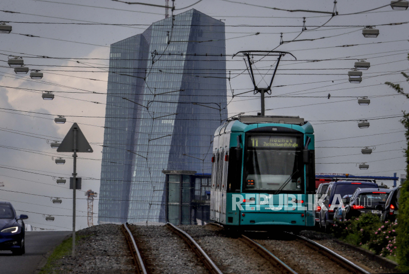 Trem melaju ke kota dengan latar belakang Bank Sentral Eropa di Frankfurt, Jerman, Rabu, 19 Mei 2021.
