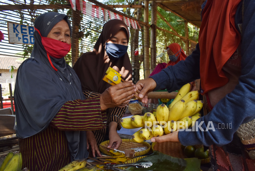 Penjual melayani pembeli di pasar tradisional. ilustrasi