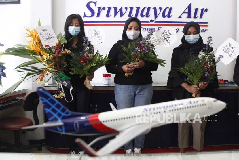 Warga membawa bunga dan berdoa bagi para korban kecelakaan pesawat Sriwijaya Air SJ182.