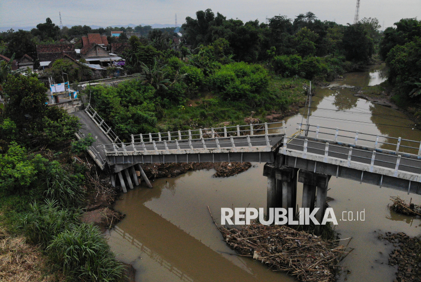 Jembatan Penyeberangan di Nganjuk Roboh Diterjang Derasnya Aliran Sungai