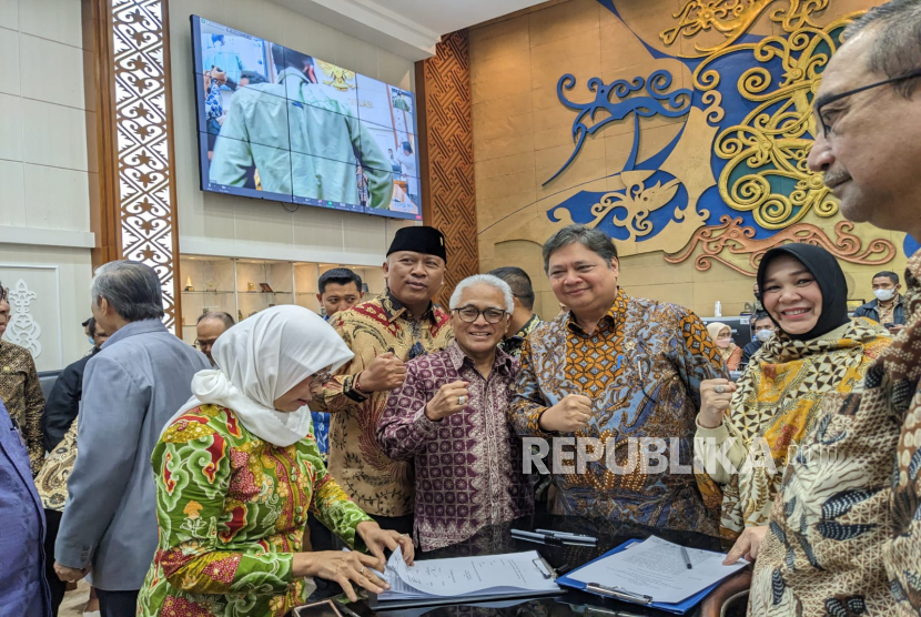 Badan Legislasi (Baleg) DPR menyetujui Peraturan Pemerintah Pengganti Undang-Undang (Perppu) Nomor 2 Tahun 2022 tentang Cipta Kerja dan akan dibawa ke rapat paripurna DPR untuk disahkan menjadi undang-undang, di Gedung Nusantara I, Kompleks Parlemen, Jakarta, Rabu (15/2).