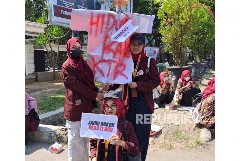 Sejumlah mahasiswa melakukan aksi memperingati Hari Tanpa Tembakau Sedunia di depan Gedung DPRD Indramayu, Jawa Barat, Rabu (31/5/2023).
