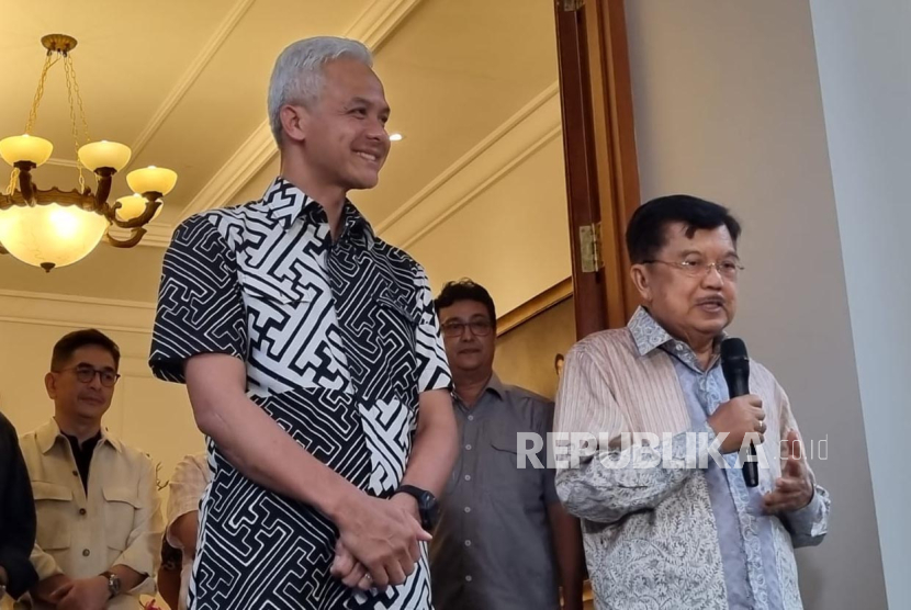 Wakil Presiden ke-10 dan ke-12 Republik Indonesia Muhammad Jusuf Kalla (JK) usai menerima kunjungan dari Ganjar Pranowo dan Tim Pemenangan Nasional (TPN) Ganjar-Mahfud, di kediamannya, Jakarta, Ahad (19/11/2023). 