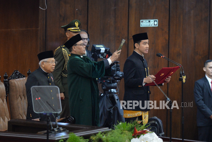 Wakil Presiden terpilih Gibran Rakabuming Raka mengucapkan sumpah/janji dalam sidang paripurna MPR dengan agenda pelantikan Presiden dan Wakil Presiden periode 2024-2029 di Gedung Nusantara, Kompleks Parlemen, Senayan, Jakarta, Ahad (20/10/2024). Prabowo Subianto dan Gibran Rakabuming Raka resmi menjabat sebagai presiden dan wakil presiden periode 2024-2029 menggantikan presiden dan wakil presiden periode 2019-2024 Joko Widodo dan Maruf Amin.