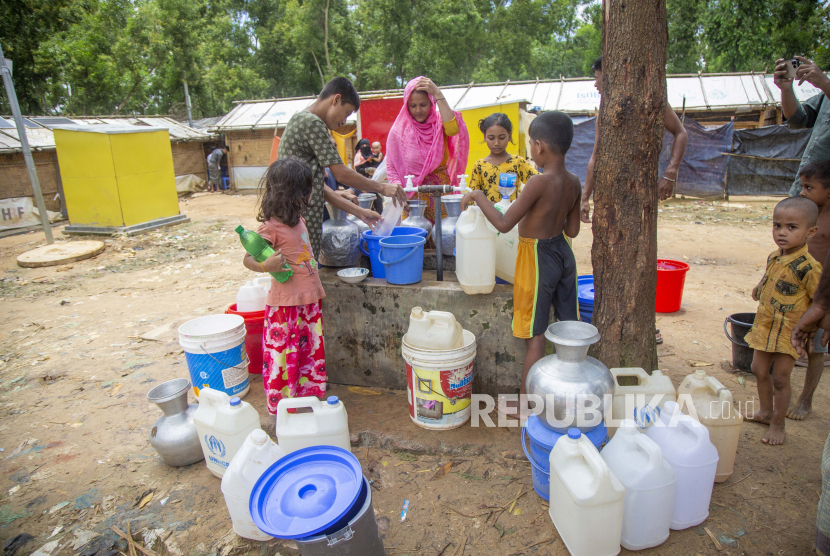 Pengungsi Rohingya mengumpulkan air minum yang aman di sebuah kamp darurat di Kutubpalang, distrik Ukhiya Cox Bazar, Bangladesh.