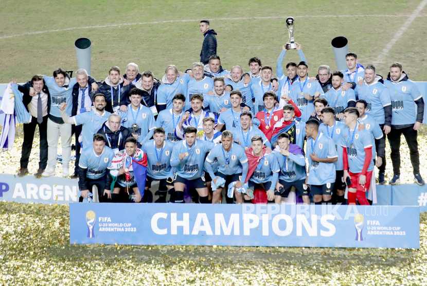 Para pemain timnas Uruguay berselebrasi usai memenangkan Piala Dunia U-20 2023 di Argentina, Senin (12/6/2023) WIB.