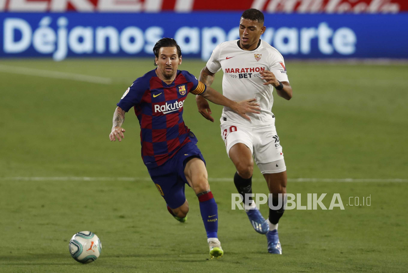 Bek Sevilla Diego Carlos (kanan) saat berhadapan dengan bintang Barcelona Lionel Messi,