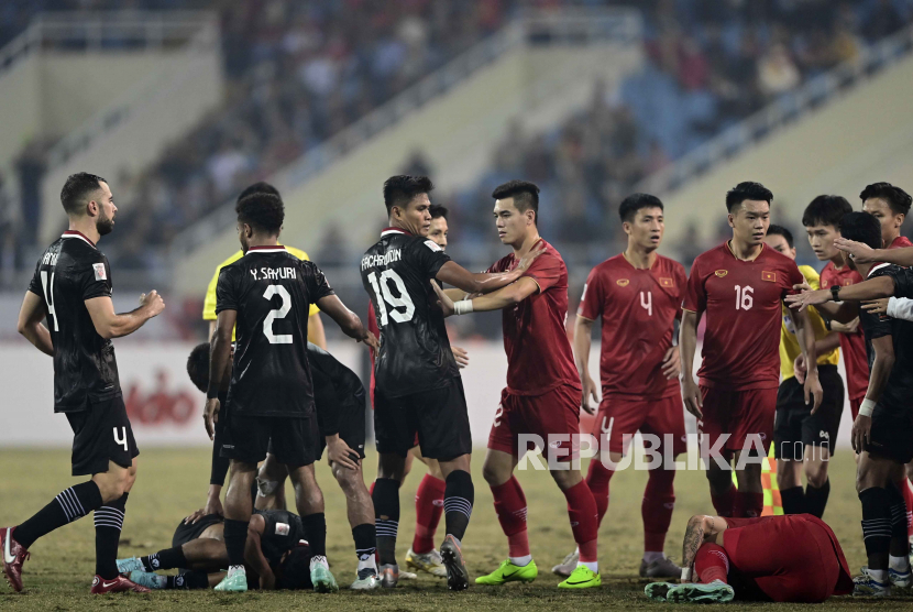 Pemain-pemain Vietnam dan Indonesia bersitegang pada leg kedua semifinal Piala AFF 2022, Senin (9/1/2023). 