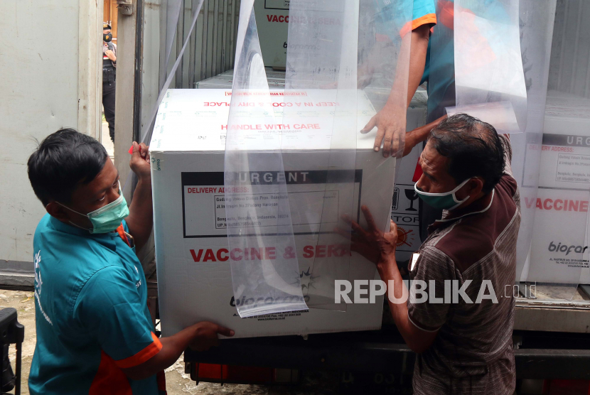 Petugas melakukan bongkar muat vaksin COVID-19 Sinovac saat tiba di gudang vaksin (cold room) milik Dinas Kesehatan Provinsi Bengkulu, di Bengkulu, Senin (4/1/2021). Sebanyak 20.280 dosis vaksin COVID-19 Sinovac tiba di Bengkulu selanjutnya akan didistribusikan ke Kab/Kota dengan prioritas peruntukkan kepada tenaga kesehatan dan pelayanan publik. 