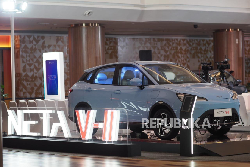 Neta mengumumkan harga mobil listrik Neta V-II dengan fitur tercanggihnya, Rabu (22/5/2024), di Jakarta. Neta V-II meluncur dengan harga mulai dari Rp 299 juta.
