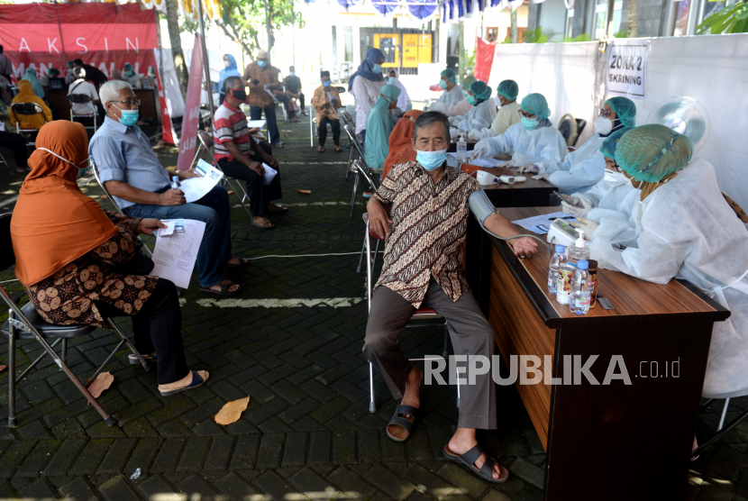 Jamaah calon haji antre screening sebelum vaksinasi Covid-19 massal di Halaman Dinas Kesehatan Bantul, Yogyakarta, Selasa (6/4). Sebanyak 400 jamaah calon haji kategori lanjut usia mengikuti vaksinasi Covid-19 massal. Waktu penyuntikan vaksin Covid-19 dilakukan dua hari.