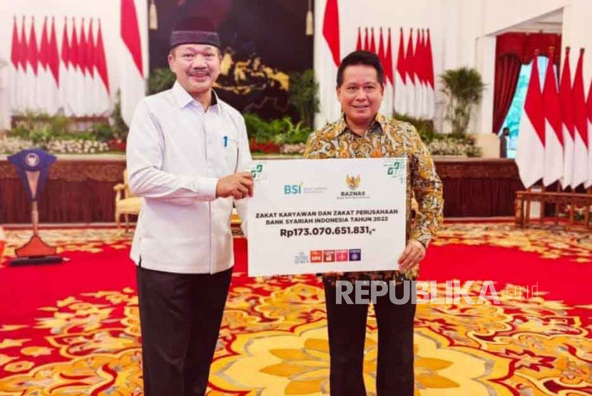 Direktur Utama PT Bank Syariah Indonesia Tbk Hery Gunardi (kanan) menyerahkan secara simbolis zakat perusahaan BSI kepada Ketua Baznas RI Noor Achmad (kiri) di Istana Negara, Selasa (28/3/2023).