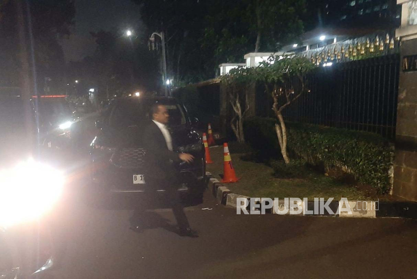 Menteri Investasi/Kepala BKPM Bahlil Lahadalia tiba di rumah dinas Menteri Perdagangan Zulkifli Hasan di Jalan Widya Chandra IV, Jakarta Selatan, Jumat (20/10/2023) malam. 