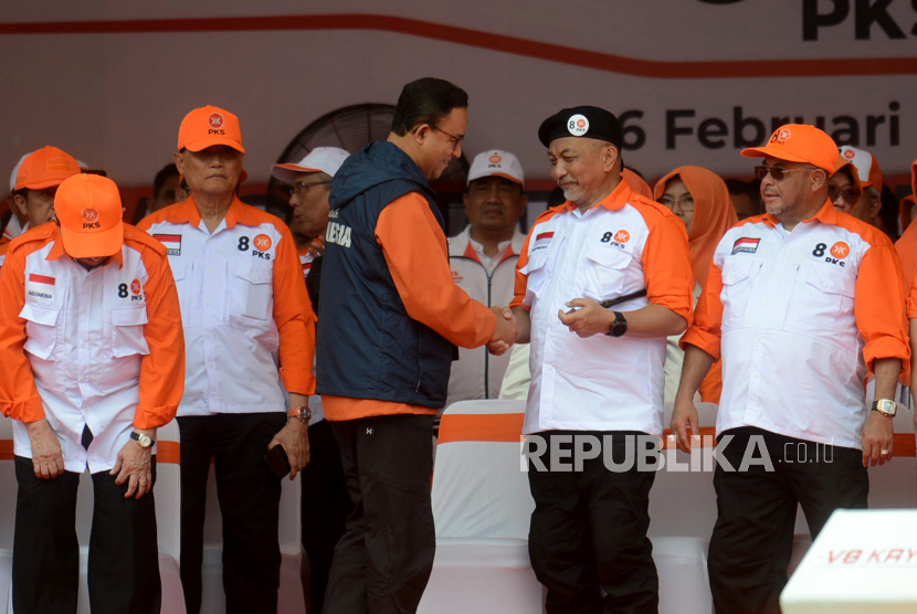Bakal Calon Presiden (Bacapres) yang diusung PKS Anies Baswedan (tengah) berjabat tangan dengan Presiden PKS Ahmad Syaikhu (dua kanan) dan Sekjen PKS Habib Aboe Bakar Alhabsyi (kanan) saat Apel Siaga Pemenangan PKS 2024 di Stadion Madya, Senayan, Jakarta, Ahad (26/2/2023). Apel yang diikuti oleh Ribuan kader yang berasal dari seluruh Indonesia ini merupakan rangkaian penutupan dari Rapat Kerja Nasional (Rakernas) PKS. Dalam kesempatan tersebut juga dilakukan pembacaan ikrar Pemenangan PKS dan Anies Baswedan.  