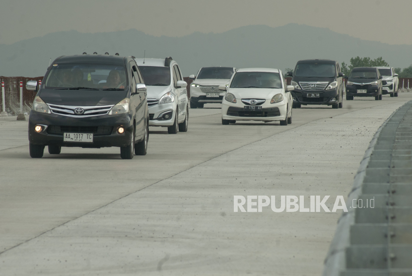 (ILUSTRASI) Kendaraan melintasi jalur fungsional ruas jalan tol Solo-Yogyakarta.