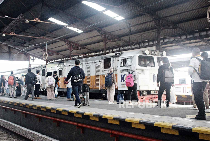 PT KAI Daop 3 Cirebon menyiapkan 61.800 tiket untuk masa angkutan Nataru 2024. 