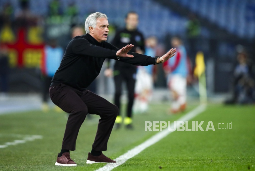 Pelatih AS Roma Jose Mourinho. 