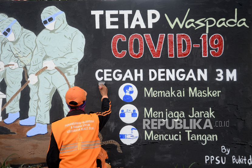 Petugas PPSU kelurahan Bukit Duri, Jakarta menyelesaikan pembuatan mural tentang Covid-19, Jakarta, Senin (10/8). Jumlah pasien positif Covid-19 di DKI Jakarta per Ahad (9/8) adalah 25.714 orang. Dari total kasus positif itu, 16.268 orang dinyatakan telah sembuh, sedangkan 939 orang dilaporkan meninggal dunia. Sementara itu, sebanyak 8.507 pasien masih menjalani perawatan di rumah sakit maupun menjalani isolasi mandiri.Prayogi/Republika.