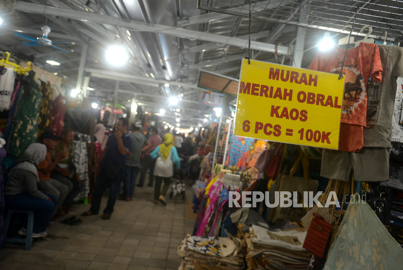 Wisatawan berbelanja cenderamata di Teras Malioboro 2, Yogyakarta, Senin (28/2/2022). 