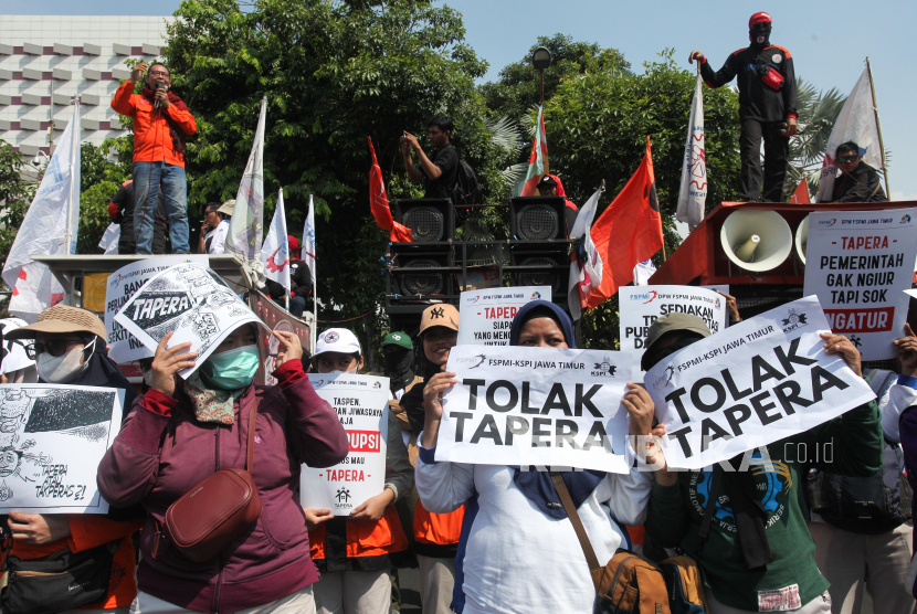 Sejumlah pengunjuk rasa dari berbagai elemen buruh membentangkan poster saat unjuk rasa di Surabaya, Jawa Timur, Kamis (13/6/2024). Mereka menyuarakan sejumlah aspirasi di antaranya menolak program Tabungan Perumahan Rakyat (Tapera). 