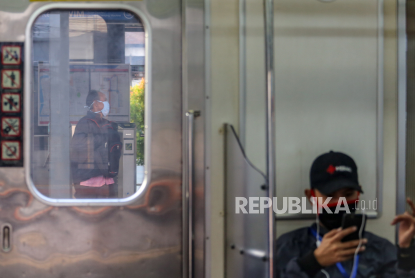 Penumpang duduk di dalam gerbong KRL di Stasiun Tangerang di Banten, Senin (20/4). KRL Commuter Line, mengumumkan akan beroperasi secara terbatas di Hari Raya Idul Fitri pada Ahad-Senin (24-25 Mei 2020). Jadwal operasi dimulai pukul 05.00 WIB.