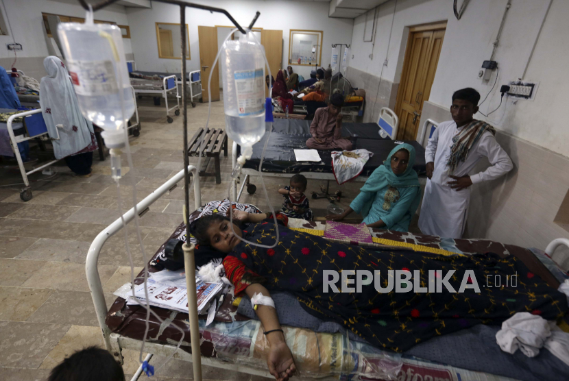 Seorang wanita hamil terbaring di ranjang rumah sakitnya untuk perawatan setelah melarikan diri dari rumahnya yang dilanda banjir, di Distrik Larkana, Sindh, Pakistan, Kamis, 8 September 2022. Banjir yang belum pernah terjadi sebelumnya, yang dimulai pada pertengahan Juni, telah memicu tanah longsor dan rumah runtuh, menewaskan lebih dari 1.350 orang dan meninggalkan lebih dari 600.000 tunawisma di Pakistan.