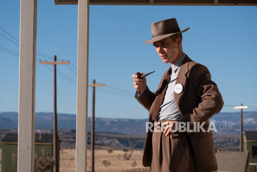 Salah satu adegan dalam film Oppenheimer. Cillian Murphy mengaku bahwa dia tidak memiliki waktu untuk bersosialisasi selama syuting film Oppenheimer. 